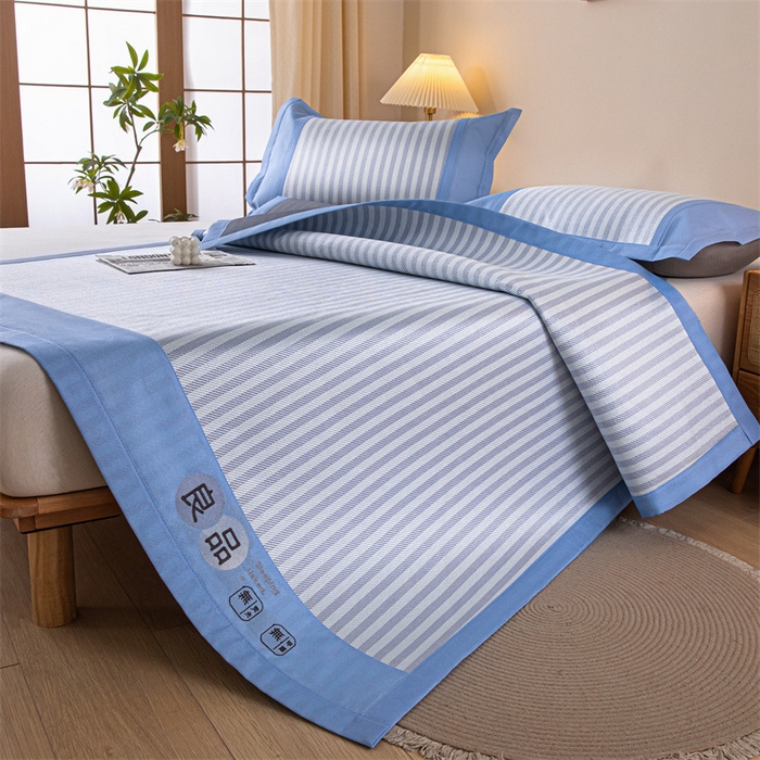 91家纺网 家纺一手货源 找家纺 启程 2024新款600D数码印花凉感冰藤席系列 蓝竖条-冰藤席