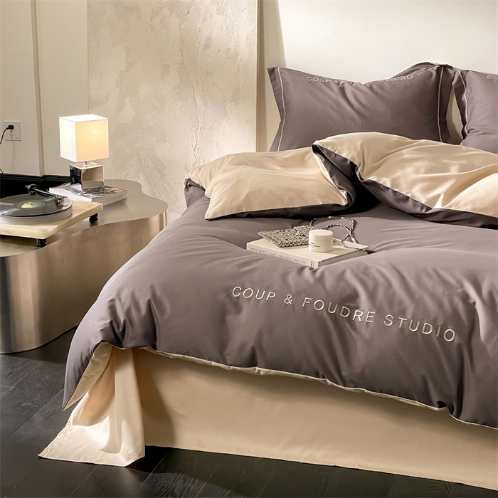 91家纺网 家纺一手货源 找家纺 荣轩家居 2024新款全棉字母一字绣古里系列四件套 古里-摩卡