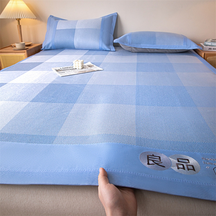 91家纺网 家纺一手货源 找家纺 启程 2024新款600D数码印花凉感冰藤席系列 蓝大格-冰藤席