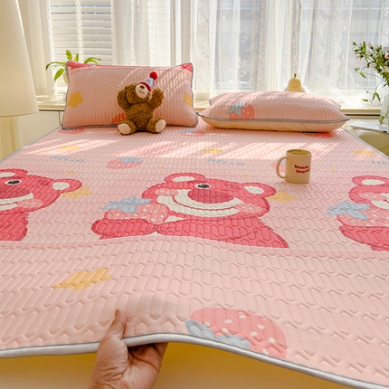 91家纺网 家纺一手货源 找家纺 伊人坊 2024新款A类凉感丝乳胶凉席三件套 草莓熊