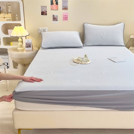 91家纺网 家纺一手货源 找家纺 （总）2025新款丝幔家纺冰豆豆提花床笠三件套