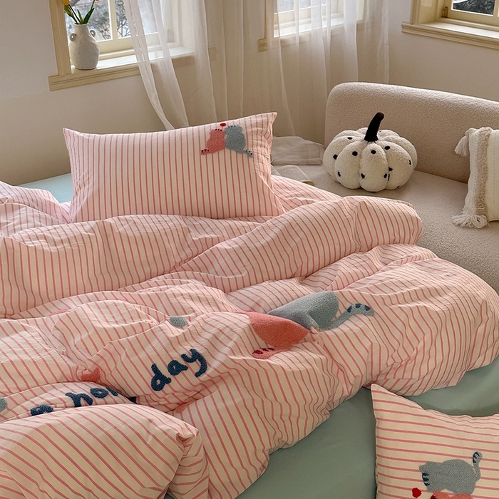 91家纺网 家纺一手货源 找家纺 洋铭区（原狠狠爱） 2024新款色织水洗棉毛巾绣四件套 甜蜜猫