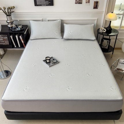 91家纺网 家纺一手货源 找家纺 （总）鑫姿席业 2025新款抗菌凉豆豆提花床笠款凉席-小熊系列 