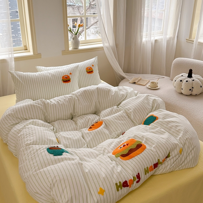 91家纺网 家纺一手货源 找家纺 洋铭区（原狠狠爱） 2024新款色织水洗棉毛巾绣四件套 可爱堡