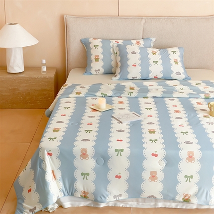 91家纺网 家纺一手货源 找家纺 头等舱 2025新款针织棉凉感氨纶A类印华大豆抗菌夏被 小熊伴嫁