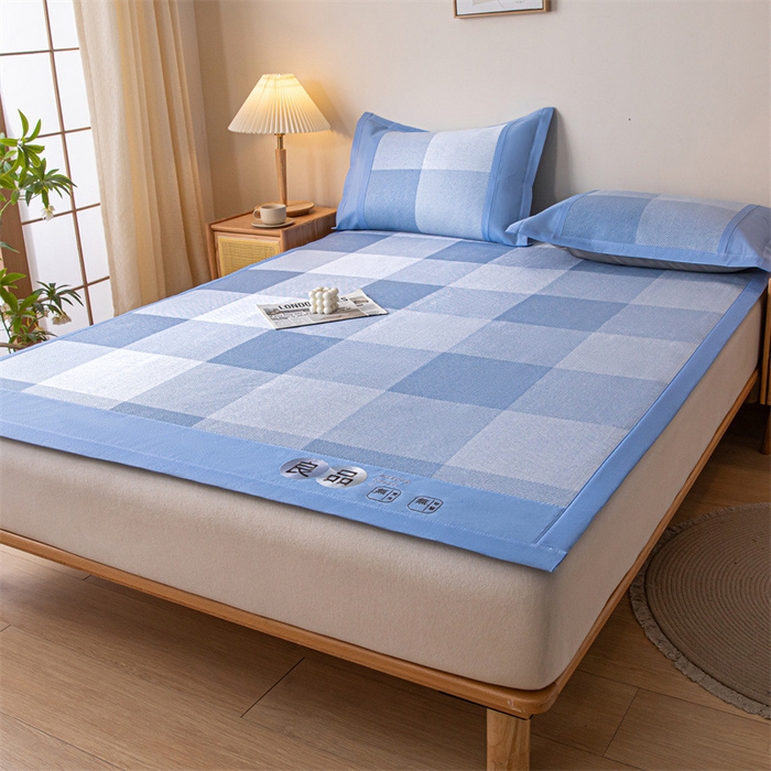 91家纺网 家纺一手货源 找家纺 启程 2024新款600D数码印花凉感冰藤席系列 蓝大格-冰藤席