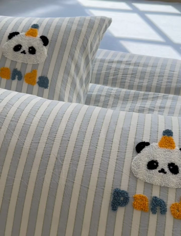 91家纺网 家纺一手货源 找家纺 洋铭区（原狠狠爱） 2024新款色织水洗棉毛巾绣四件套 小胖熊猫