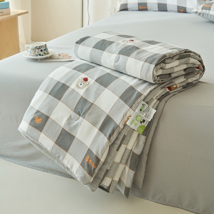 91家纺网 家纺一手货源 找家纺 畅销被业 2024新款A类泡芙棉印花夏被 灰格小熊