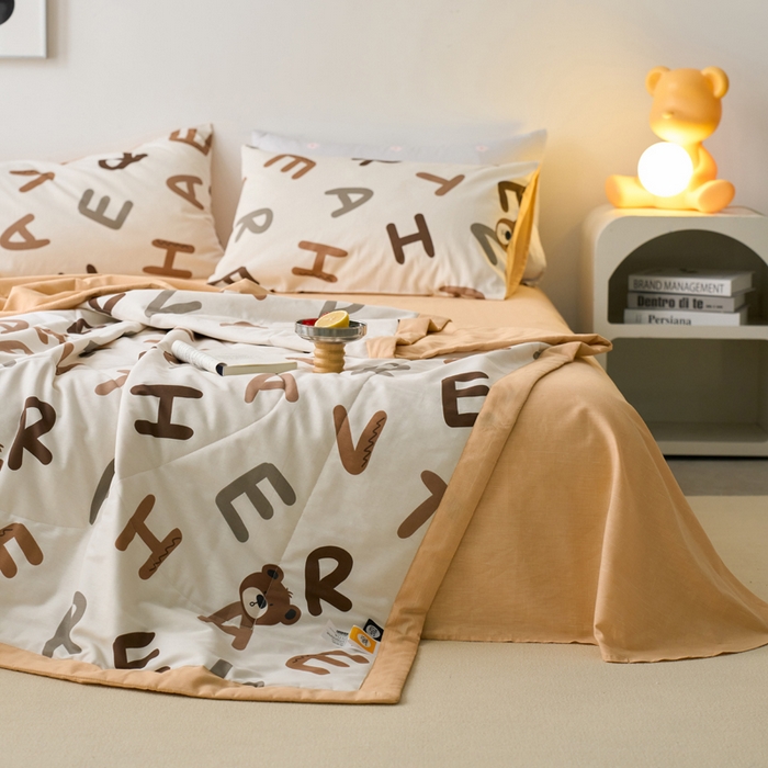 91家纺网 家纺一手货源 找家纺 莱福仕家纺 2022  全棉喷气夏被四件套字母熊