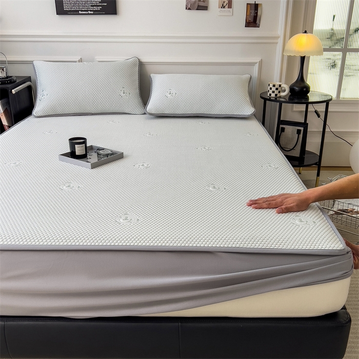 91家纺网 家纺一手货源 找家纺 （总）鑫姿席业 2025新款抗菌凉豆豆提花床笠款凉席-小熊系列 