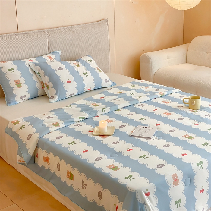 91家纺网 家纺一手货源 找家纺 头等舱 2025新款针织棉凉感氨纶A类印华大豆抗菌夏被 小熊伴嫁