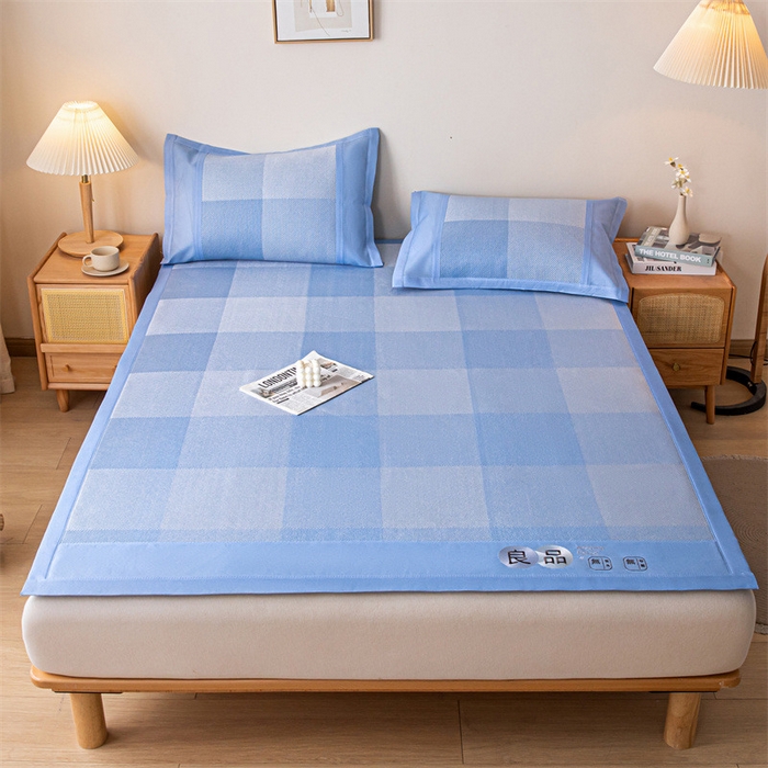 91家纺网 家纺一手货源 找家纺 启程 2024新款600D数码印花凉感冰藤席系列 蓝大格-冰藤席