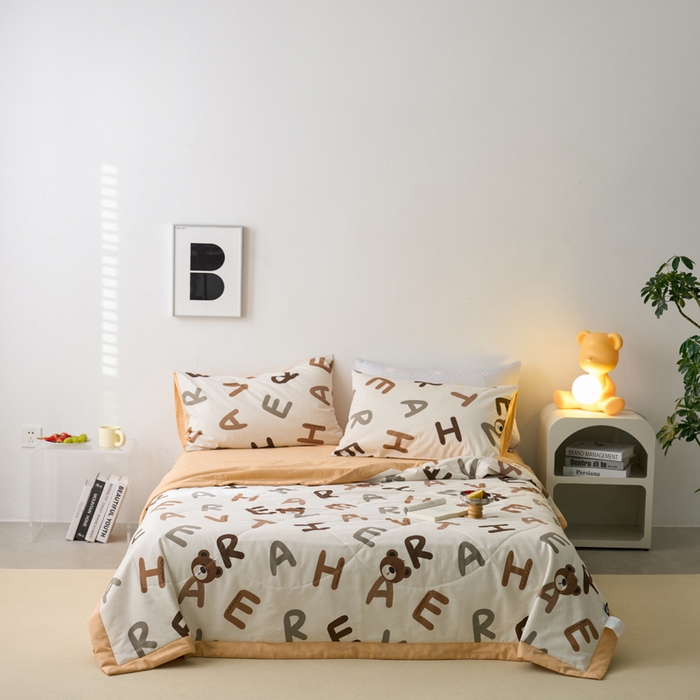 91家纺网 家纺一手货源 找家纺 莱福仕家纺 2022  全棉喷气夏被四件套字母熊