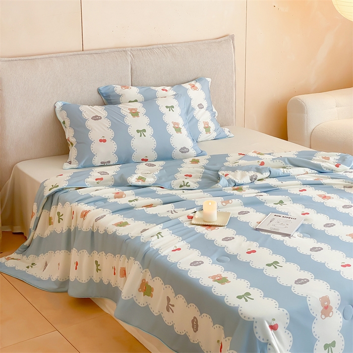 91家纺网 家纺一手货源 找家纺 头等舱 2025新款针织棉凉感氨纶A类印华大豆抗菌夏被 小熊伴嫁