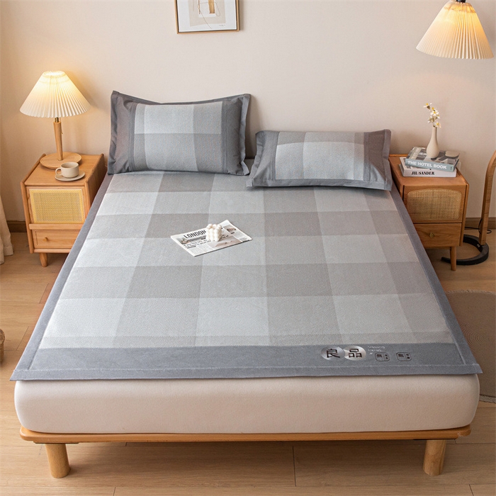 91家纺网 家纺一手货源 找家纺 启程 2024新款600D数码印花凉感冰藤席系列 灰大格-冰藤席