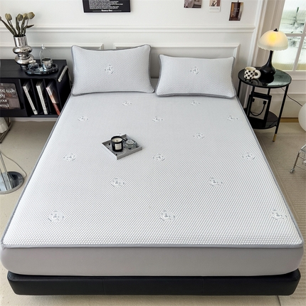 91家纺网 家纺一手货源 找家纺 （总）鑫姿席业 2025新款抗菌凉豆豆提花床笠款凉席-小熊系列 