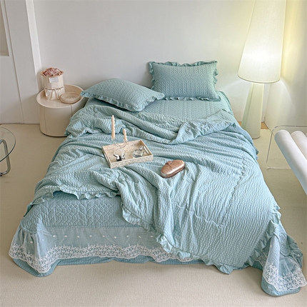 91家纺网 家纺一手货源 找家纺 源舜家纺 2025新款泡芙棉大蕾丝床盖款三件套 花边青色