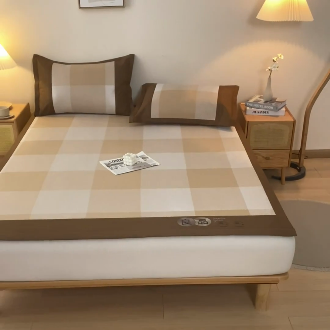 91家纺网 家纺一手货源 找家纺 启程 2024新款600D数码印花凉感冰藤席系列 卡其大格-冰藤席