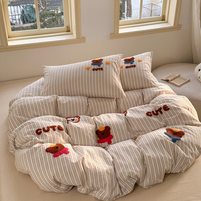 91家纺网 家纺一手货源 找家纺 洋铭区（原狠狠爱） 2024新款色织水洗棉毛巾绣四件套 围巾熊