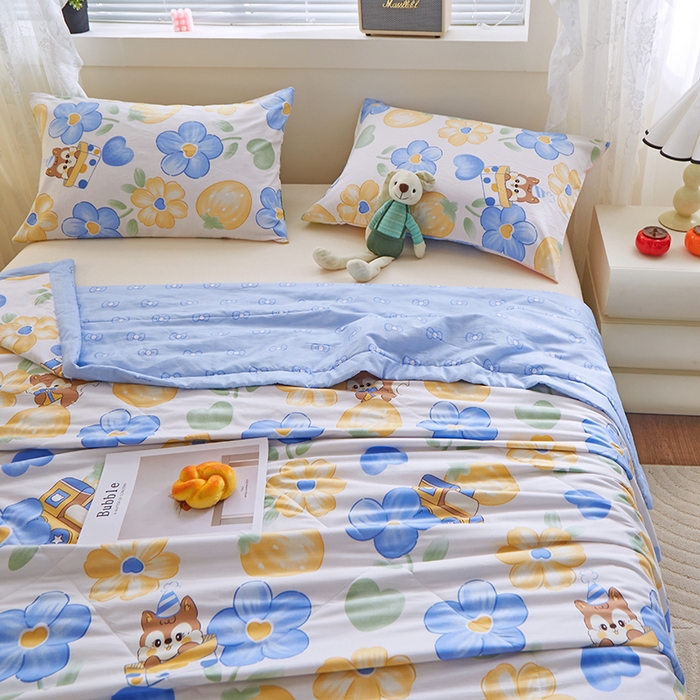 91家纺网 家纺一手货源 找家纺 金柚子2024新款全棉印花夏凉被 俏皮松鼠-蓝