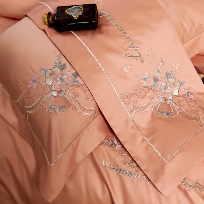 91家纺网 家纺一手货源 找家纺 U品汇 2024新款120支60s双股贡缎长绒棉重工刺绣花纯棉全棉四件套 花澜韵-西柚色