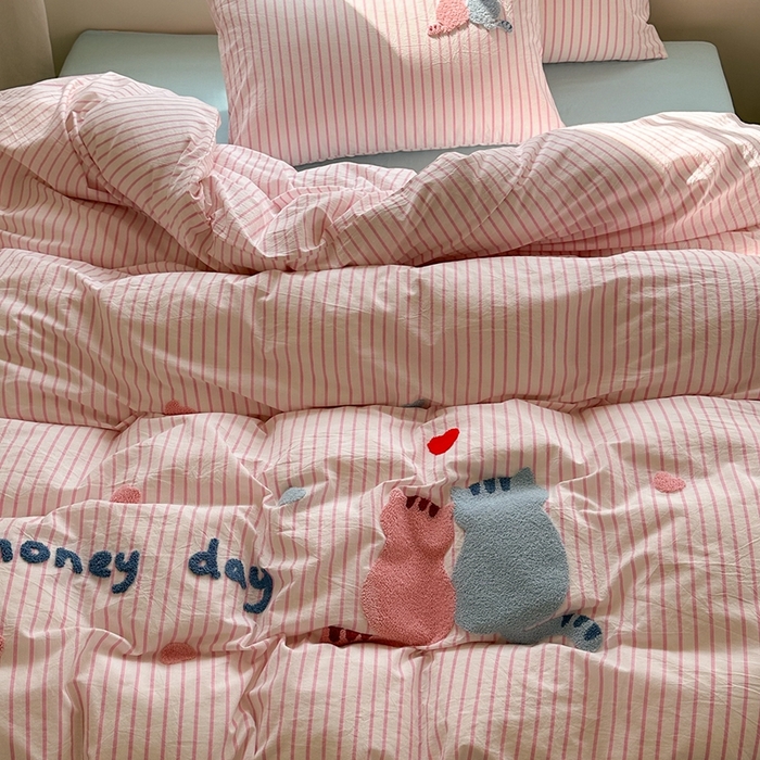 91家纺网 家纺一手货源 找家纺 洋铭区（原狠狠爱） 2024新款色织水洗棉毛巾绣四件套 甜蜜猫