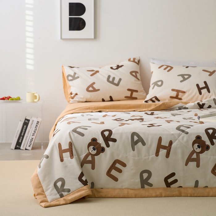 91家纺网 家纺一手货源 找家纺 莱福仕家纺 2022  全棉喷气夏被四件套字母熊