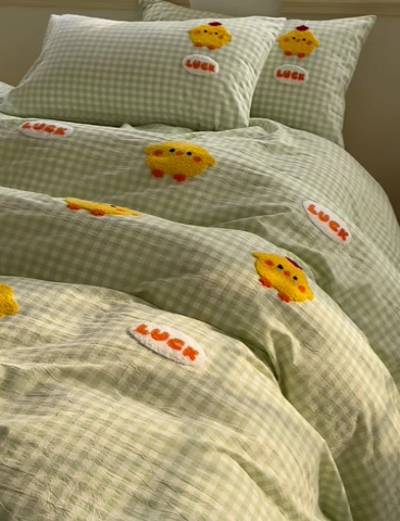 91家纺网 家纺一手货源 找家纺 洋铭区（原狠狠爱） 2024新款色织水洗棉毛巾绣四件套 小萌丫