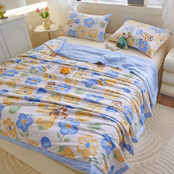 91家纺网 家纺一手货源 找家纺 金柚子2024新款全棉印花夏凉被 俏皮松鼠-蓝