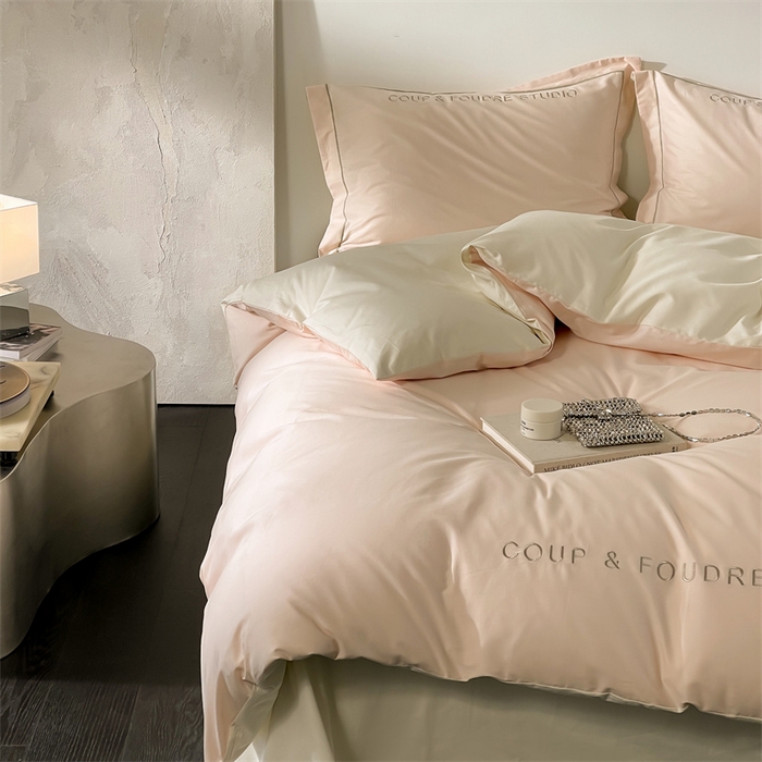 91家纺网 家纺一手货源 找家纺 荣轩家居 2024新款全棉字母一字绣古里系列四件套 古里-午后奶茶