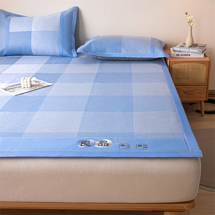 91家纺网 家纺一手货源 找家纺 启程 2024新款600D数码印花凉感冰藤席系列 蓝大格-冰藤席