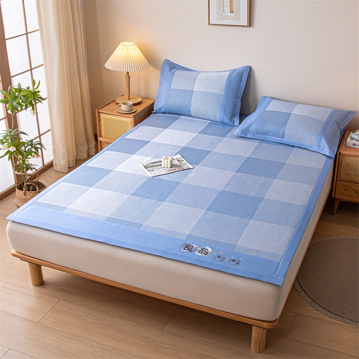 91家纺网 家纺一手货源 找家纺 启程 2024新款600D数码印花凉感冰藤席系列 蓝大格-冰藤席