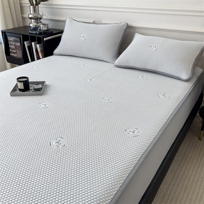 91家纺网 家纺一手货源 找家纺 鑫姿席业 2025新款抗菌凉豆豆提花床笠款凉席-小熊系列  冰豆豆熊猫系列-床笠款 星空蓝