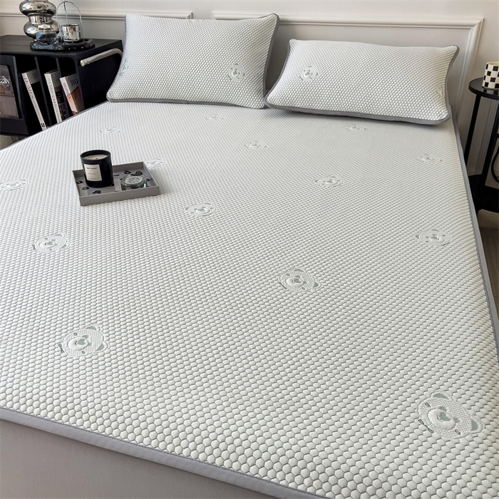 91家纺网 家纺一手货源 找家纺 鑫姿席业 2025新款抗菌凉豆豆提花床笠款凉席-小熊系列  冰豆豆熊猫系列-床笠款 冰豆绿