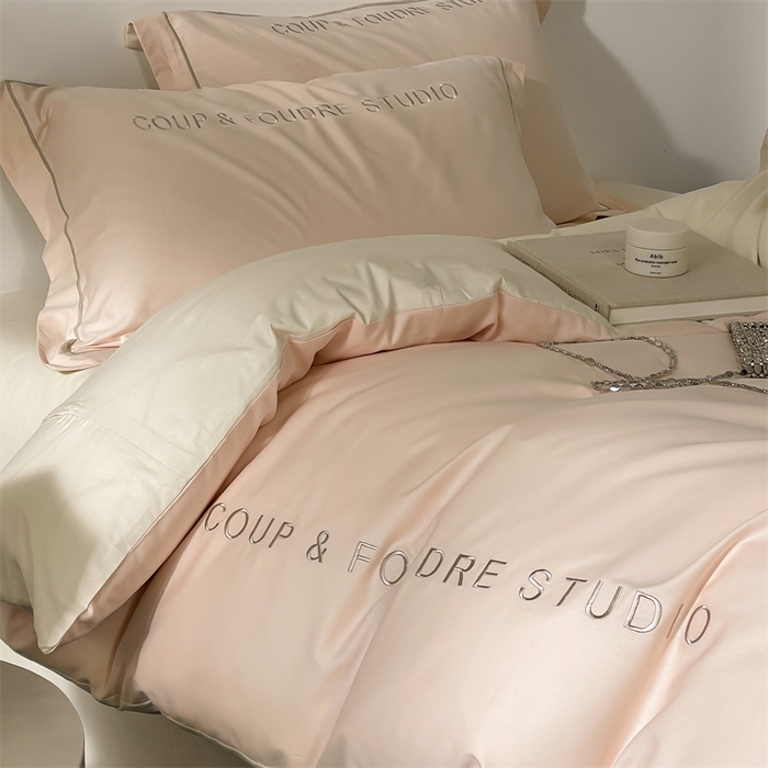 91家纺网 家纺一手货源 找家纺 荣轩家居 2024新款全棉字母一字绣古里系列四件套 古里-午后奶茶