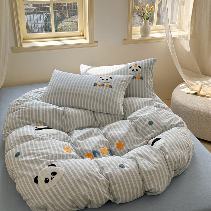 91家纺网 家纺一手货源 找家纺 洋铭区（原狠狠爱） 2024新款色织水洗棉毛巾绣四件套 小胖熊猫