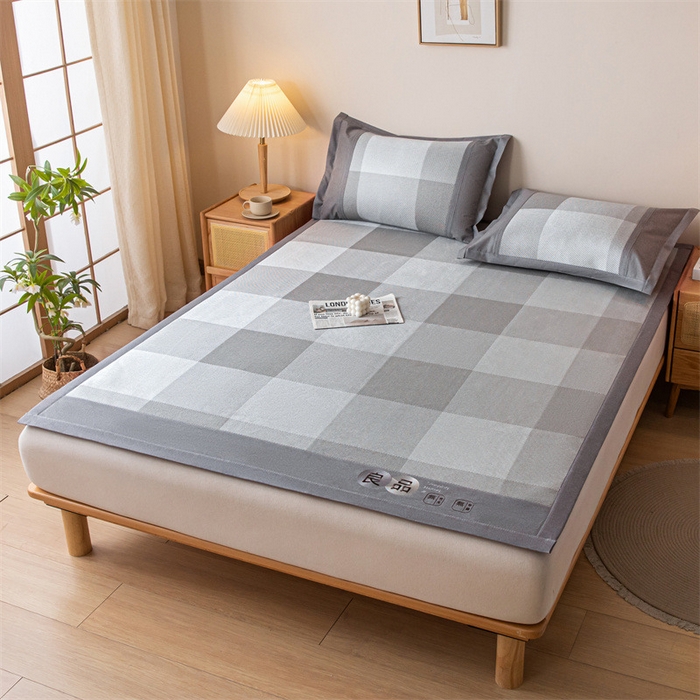 91家纺网 家纺一手货源 找家纺 启程 2024新款600D数码印花凉感冰藤席系列 灰大格-冰藤席