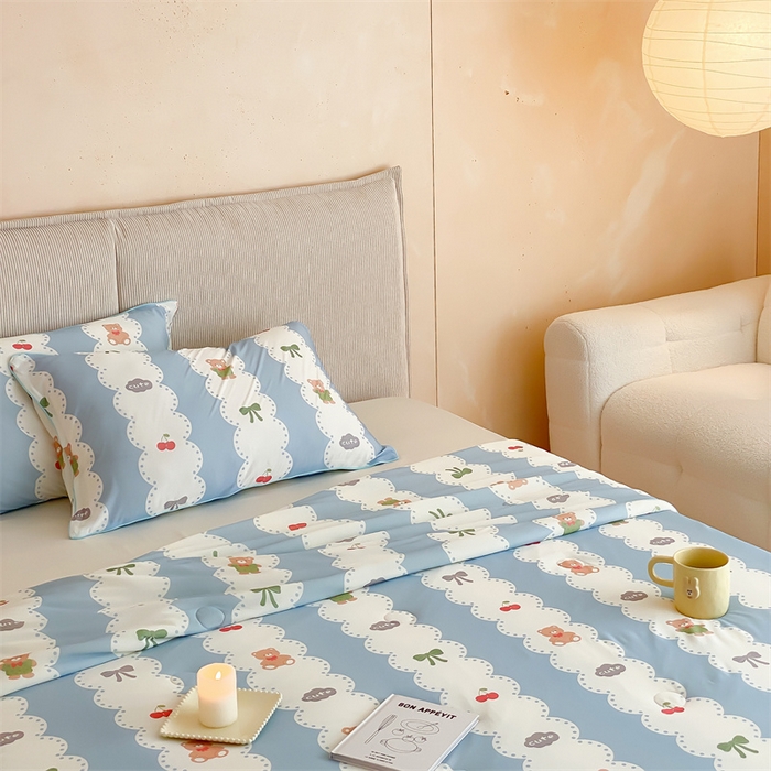 91家纺网 家纺一手货源 找家纺 头等舱 2025新款针织棉凉感氨纶A类印华大豆抗菌夏被 小熊伴嫁