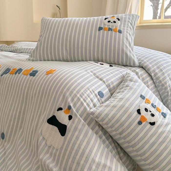 91家纺网 家纺一手货源 找家纺 洋铭区（原狠狠爱） 2024新款色织水洗棉毛巾绣四件套 小胖熊猫