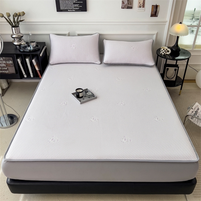 91家纺网 家纺一手货源 找家纺 鑫姿席业 2025新款抗菌凉豆豆提花床笠款凉席-小熊系列  冰豆豆熊猫系列-床笠款 冰藤紫