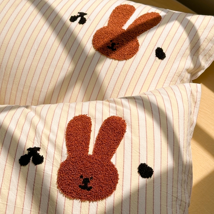 91家纺网 家纺一手货源 找家纺 洋铭区（原狠狠爱） 2024新款色织水洗棉毛巾绣四件套 咖啡兔