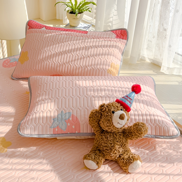 91家纺网 家纺一手货源 找家纺 伊人坊 2024新款A类凉感丝乳胶凉席三件套 草莓熊