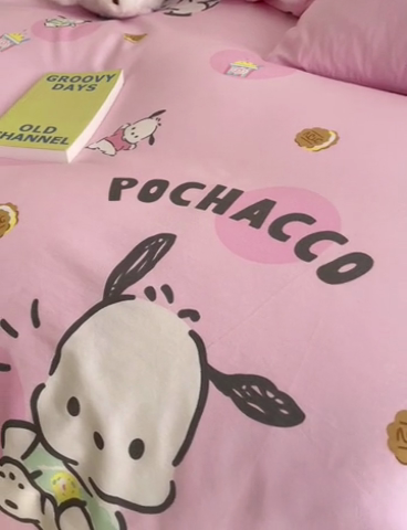 91家纺网 家纺一手货源 找家纺 博雅 2024新款全棉三丽鸥卡通四件套-AA版帕恰狗 粉红帕恰狗