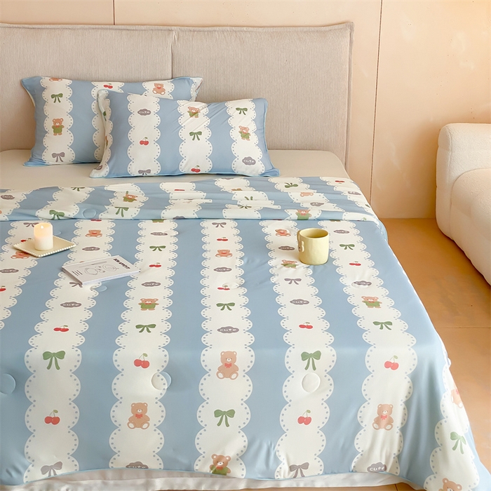 91家纺网 家纺一手货源 找家纺 头等舱 2025新款针织棉凉感氨纶A类印华大豆抗菌夏被 小熊伴嫁