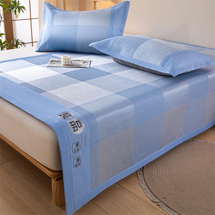 91家纺网 家纺一手货源 找家纺 启程 2024新款600D数码印花凉感冰藤席系列 蓝大格-冰藤席