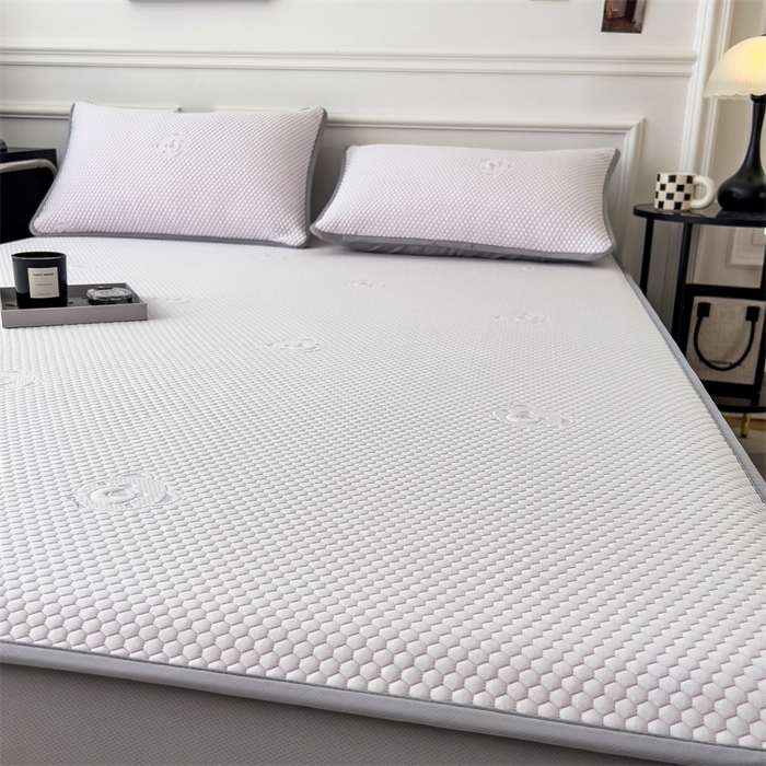 91家纺网 家纺一手货源 找家纺 鑫姿席业 2025新款抗菌凉豆豆提花床笠款凉席-小熊系列  冰豆豆熊猫系列-床笠款 冰藤紫