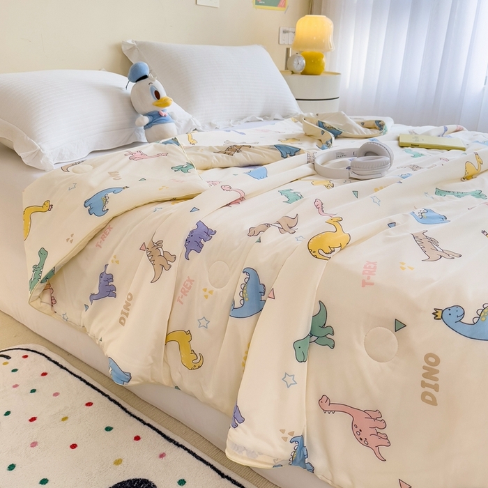 91家纺网 家纺一手货源 找家纺 米菲 2024新款A类凉感丝印花夏被夏凉被被芯 恐龙乐园