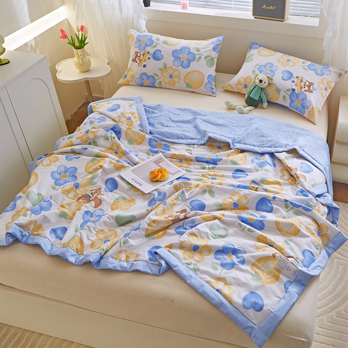 91家纺网 家纺一手货源 找家纺 金柚子2024新款全棉印花夏凉被 俏皮松鼠-蓝