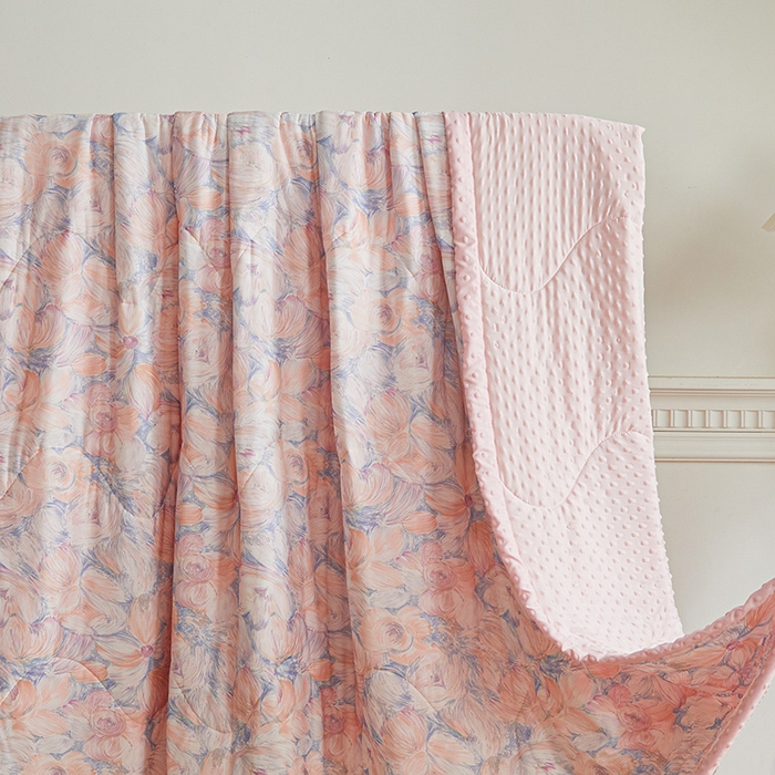 91家纺网 家纺一手货源 找家纺 鑫顺欣 2025新款A类凉感冰丝豆豆印花夏被 初遇 粉