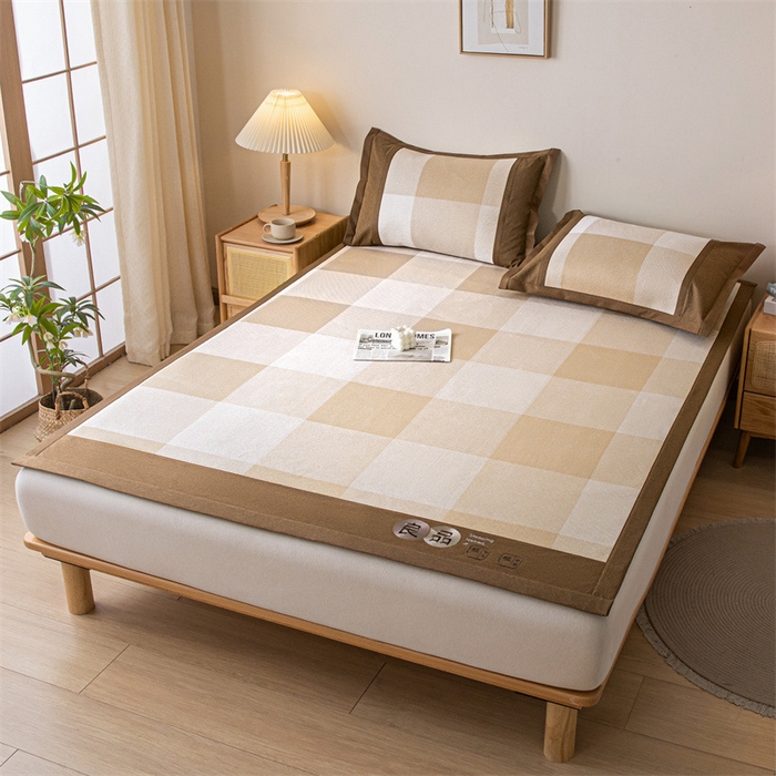 91家纺网 家纺一手货源 找家纺 启程 2024新款600D数码印花凉感冰藤席系列 卡其大格-冰藤席